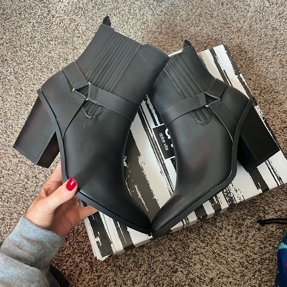 NWT- DV by dolce vita - Chelsea black bootie - size 11